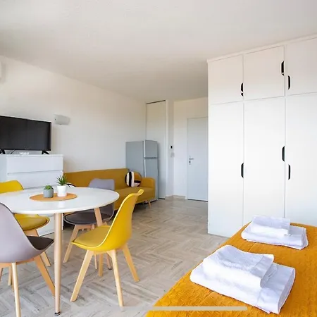 Cannes Marina Vue *